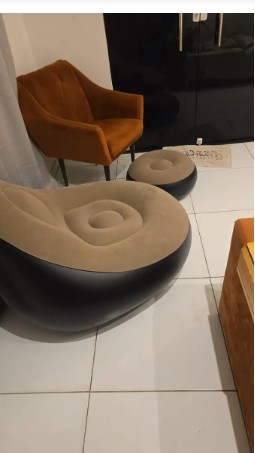 Foto enviada por cliente mostrando a poltrona inflável e o puff na casa dela