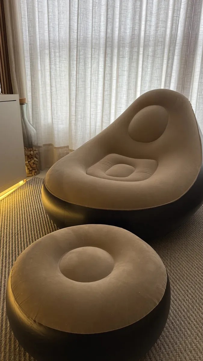 Foto enviada por cliente mostrando a poltrona inflável montada na sala